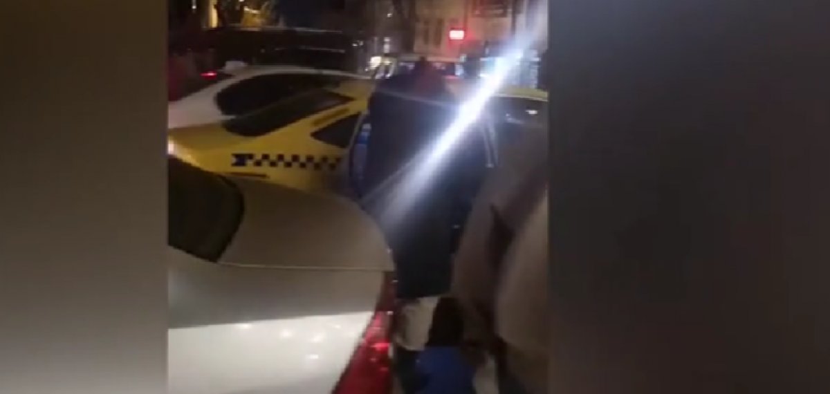 Çocuk taksiye kustu, şoför anneyle tartıştı