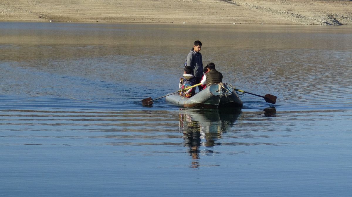Diyarbakır'da öğrenciler okula kayıkla gidiyor