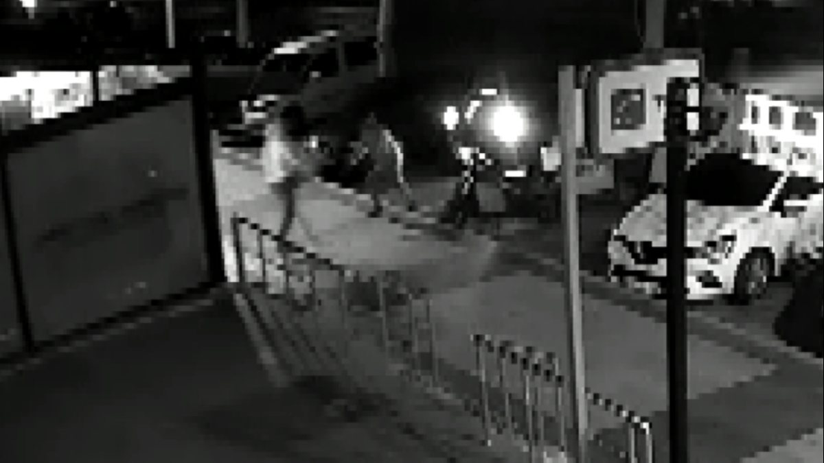 Esenyurt'taki hırsızlar otomobiliyle arkadaşına çarptı