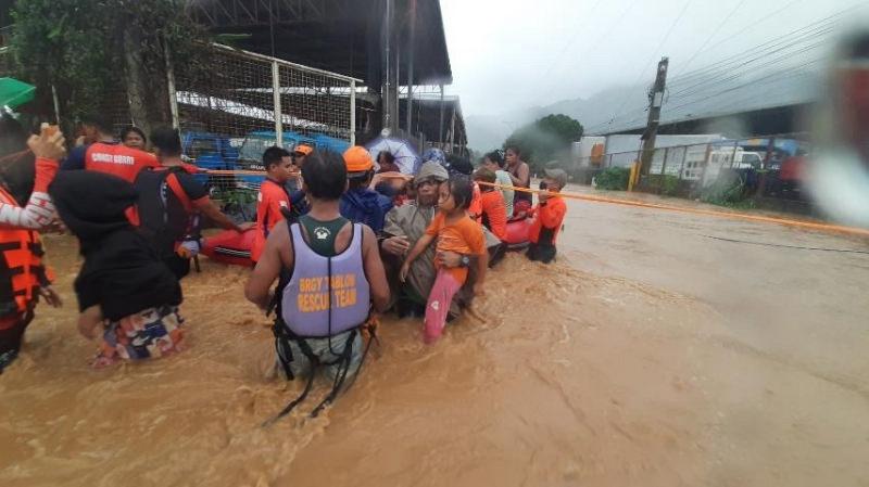 Filipinler'de Rai Tayfunu karaya çıktı