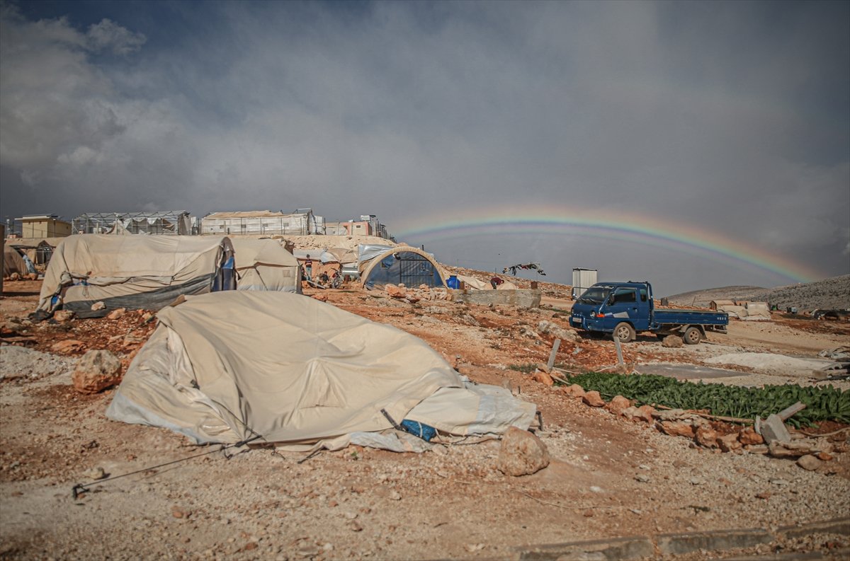 Fırtına İdlib'de sığınmacı kamplarını yıktı