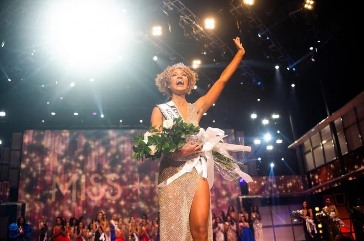 Gazeteci Elle Smith, 2021 ABD Güzeli oldu