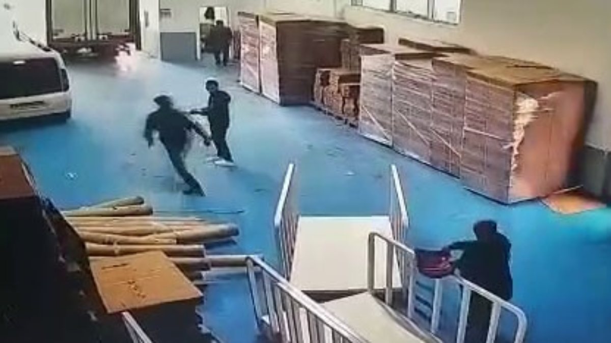 Hadımköy’deki tekstil atölyesinde fırtınada zor anlar: İşçinin üzerine kapı düştü