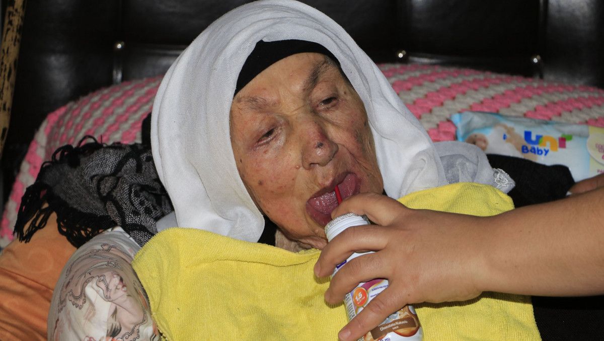 Hakkari'de fedakar gelin, 22 yıldır kayınvalidesine bakıyor