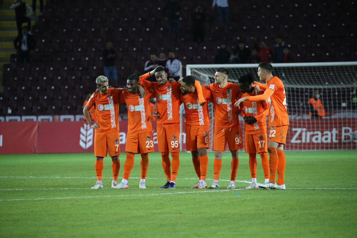 Hatayspor - Eyüpspor maçında kaleye geçen Diouf'tan penaltı golü