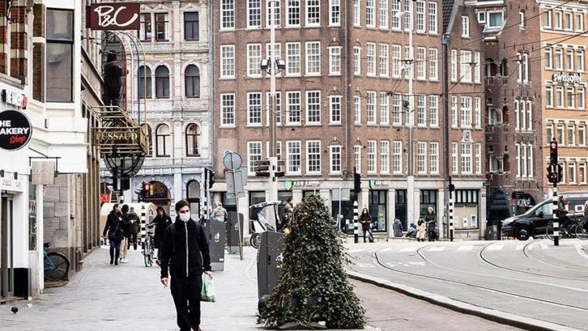 Hollanda'da kısmi kapanma 1 ay uzatıldı