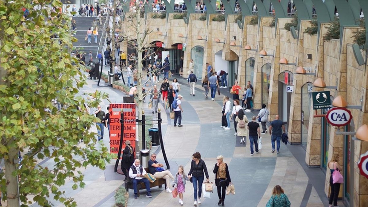 Hollanda'da kısmi kapanma 1 ay uzatıldı