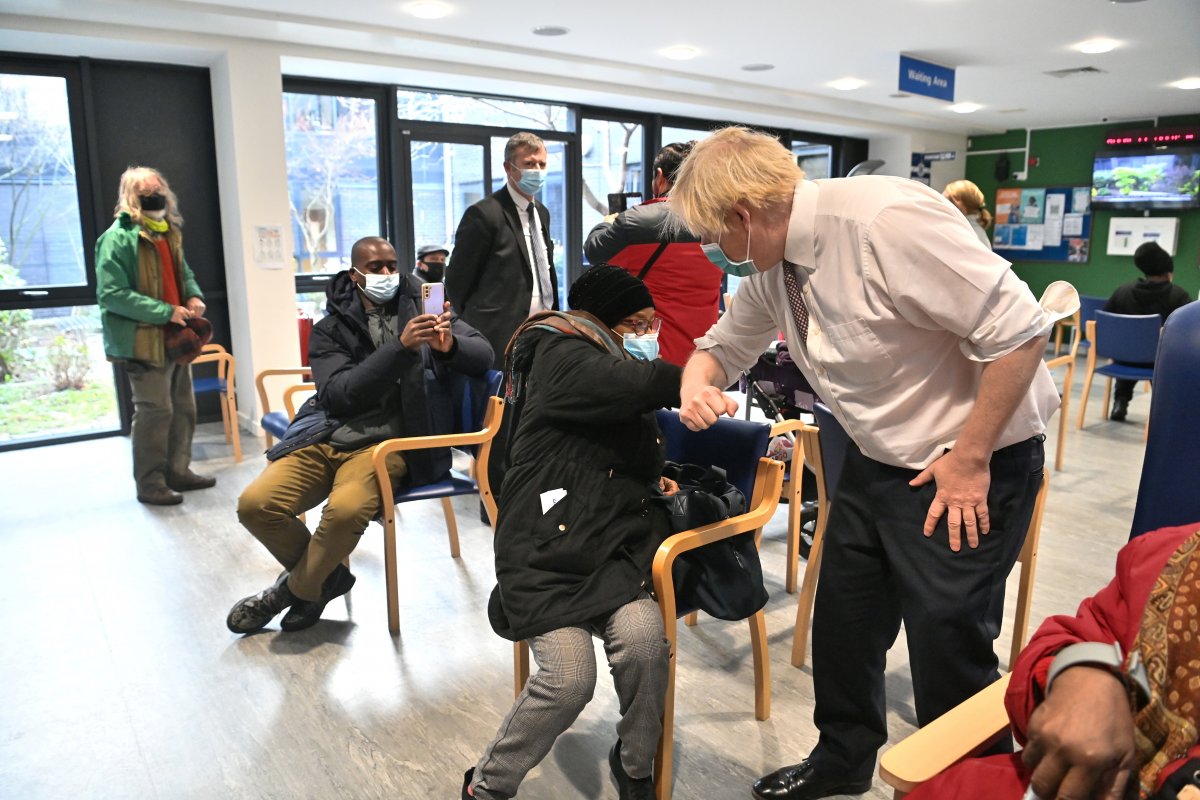 İngiltere'de maske zorunluluğu geri göndü