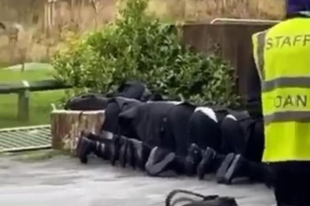 İngiltere'de Müslüman öğrencilere skandal ayrımcılık! Cuma namazını soğukta kılmaya zorlandılar