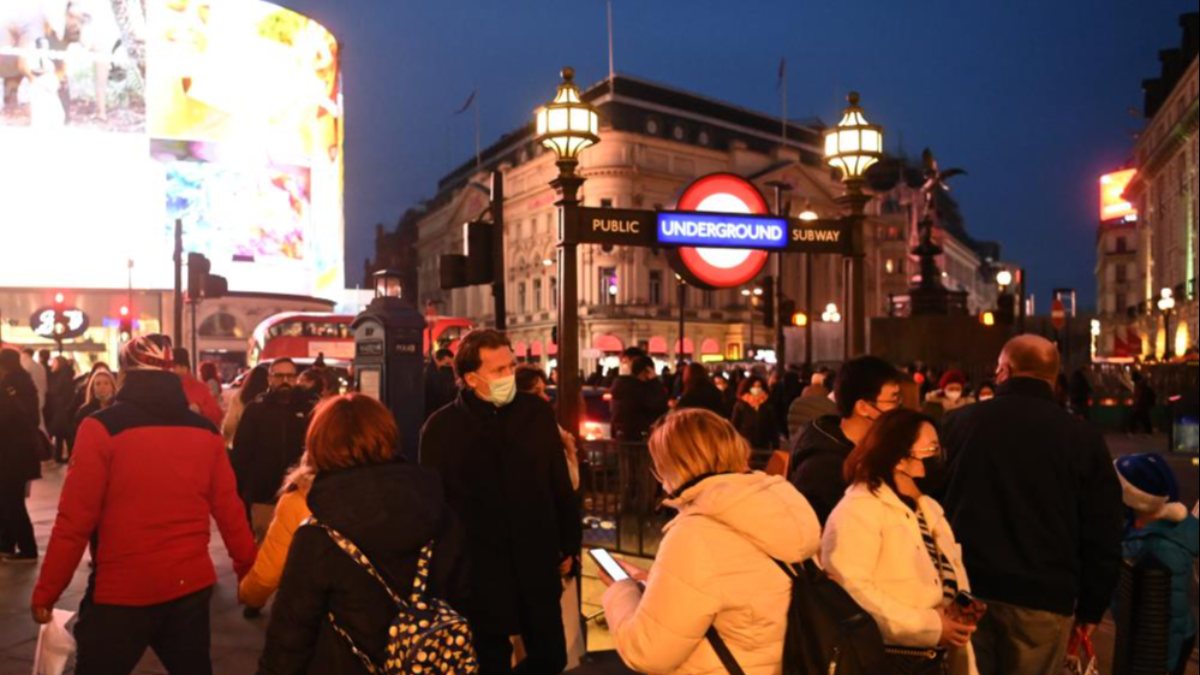 İngiltere'de son 24 saatte 119 bin 789 yeni vaka