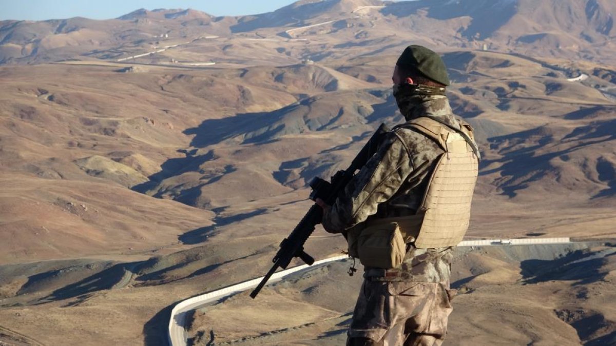 İran sınırındaki duvar çalışmaları durduruldu