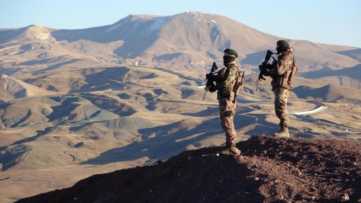 İran sınırındaki duvar çalışmaları durduruldu