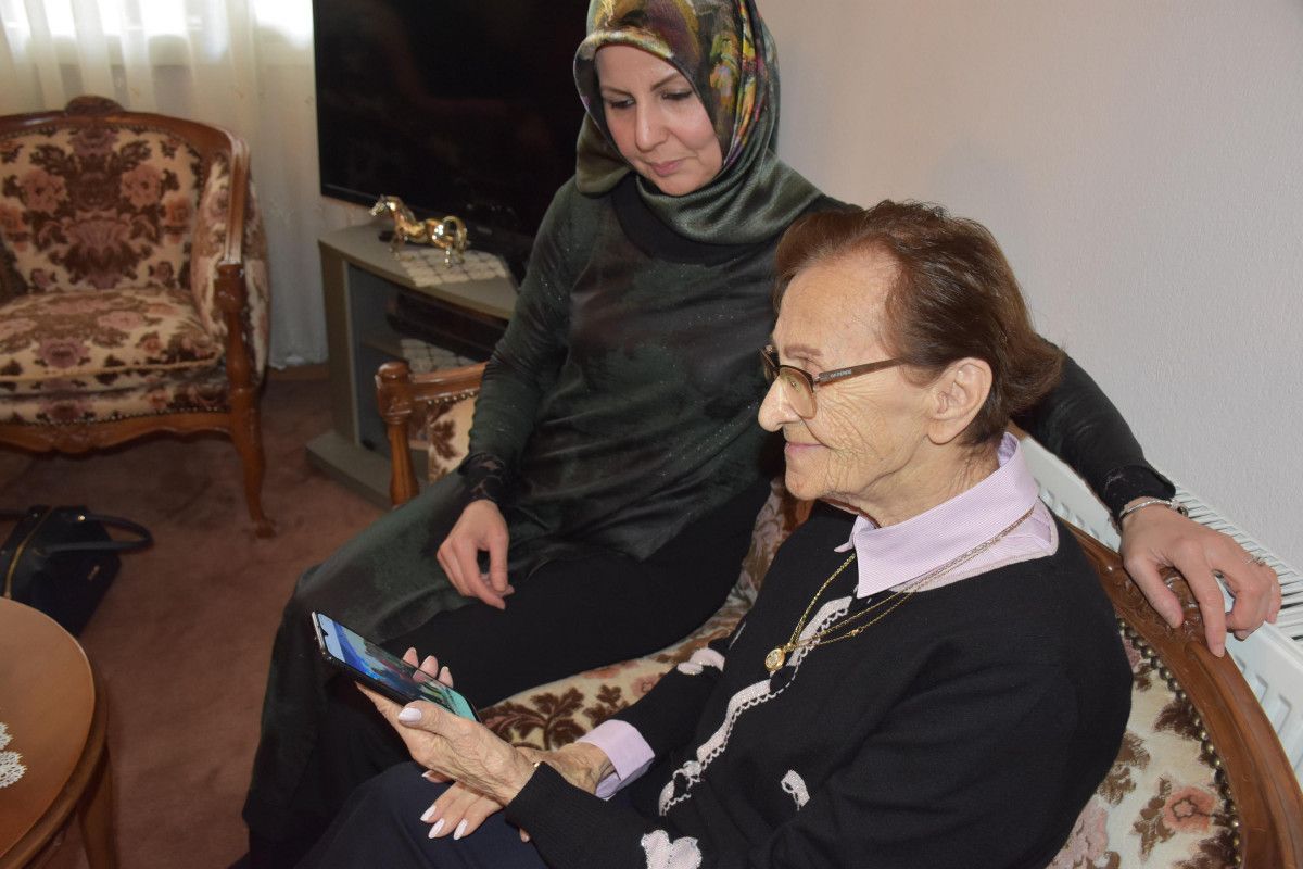 İzmir'de 92 yaşındaki kadın kütüphane kurdu