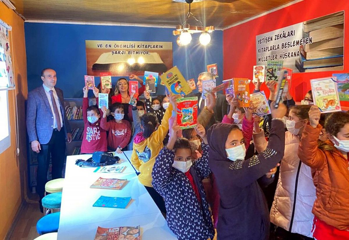 İzmir'de 92 yaşındaki kadın kütüphane kurdu