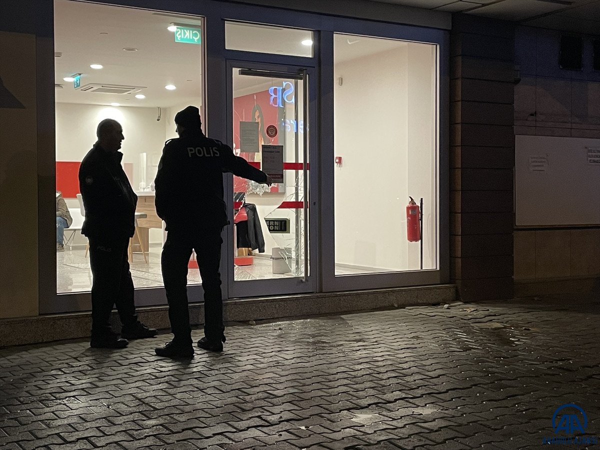 İzmir'de bankaya girip 4 tablet çaldı