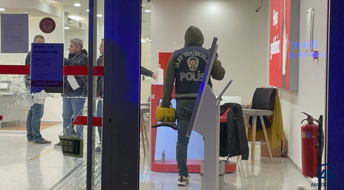 İzmir'de bankaya girip 4 tablet çaldı