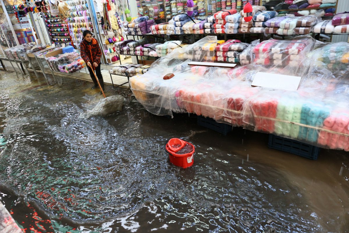 İzmir'de bazı iş yerlerini su bastı