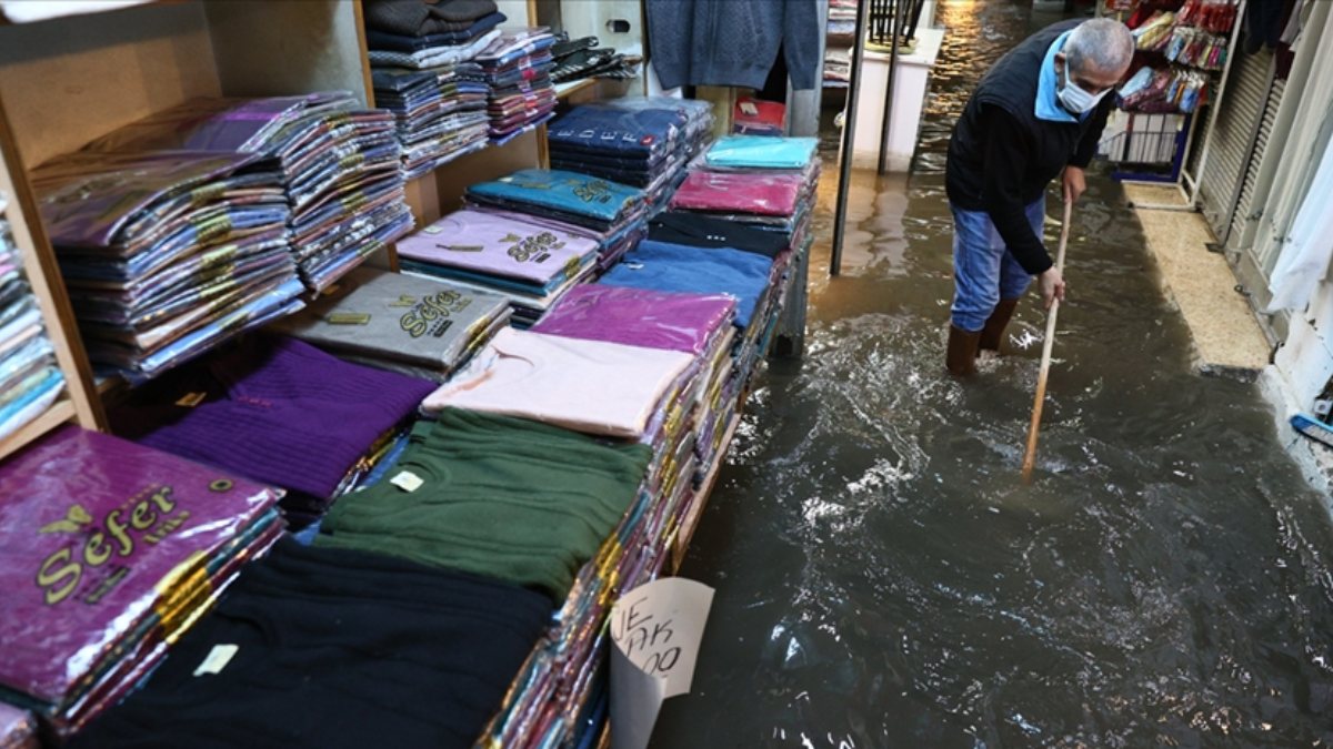 İzmir'de bazı iş yerlerini su bastı