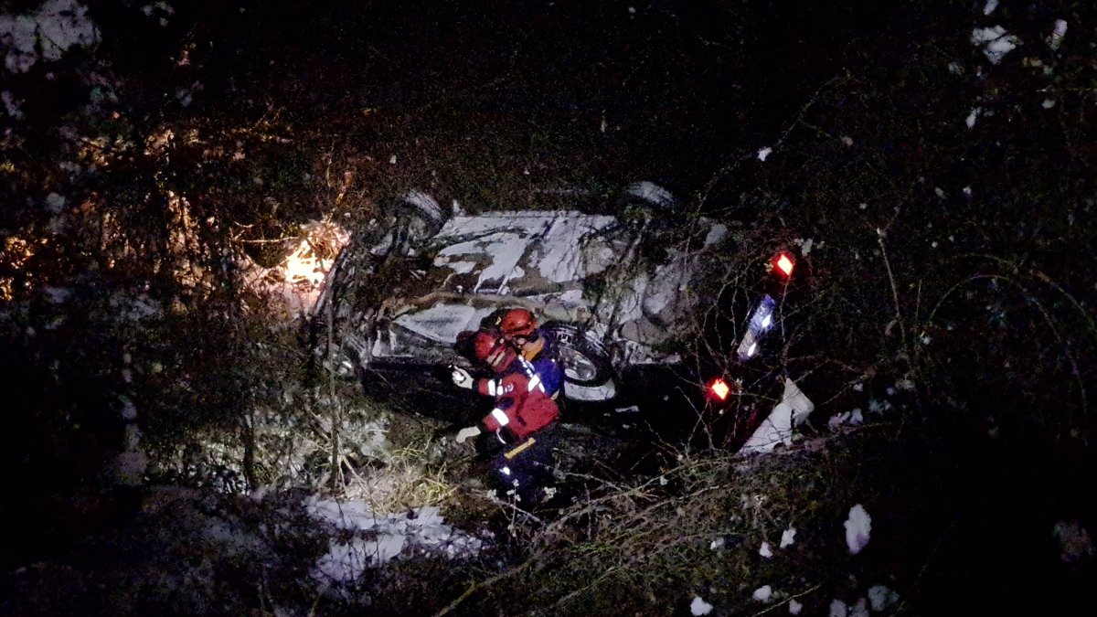 Karabük’te otomobil 30 metrelik uçuruma yuvarlandı