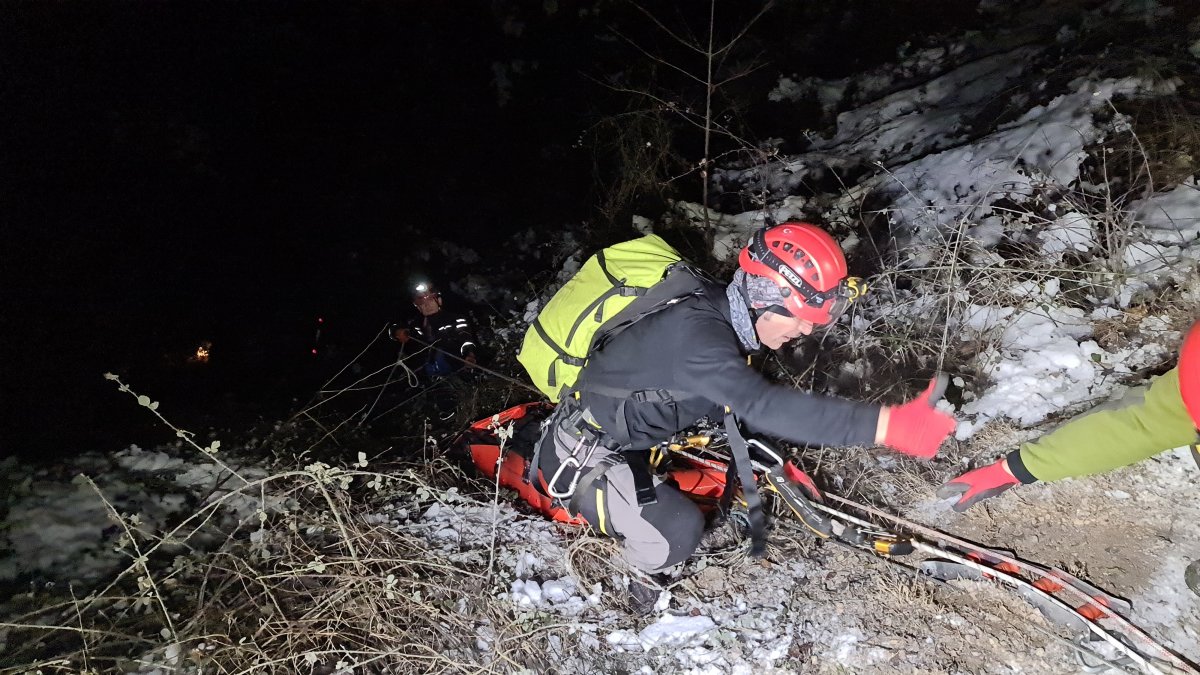 Karabük’te otomobil 30 metrelik uçuruma yuvarlandı