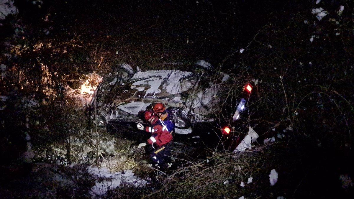 Karabük’te otomobil 30 metrelik uçuruma yuvarlandı