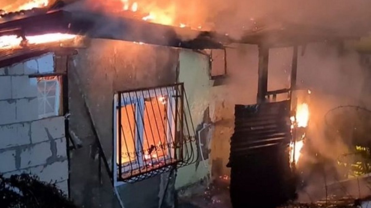 Karabük'te yanan evde çökme meydana geldi: Enkazda arama başlatıldı
