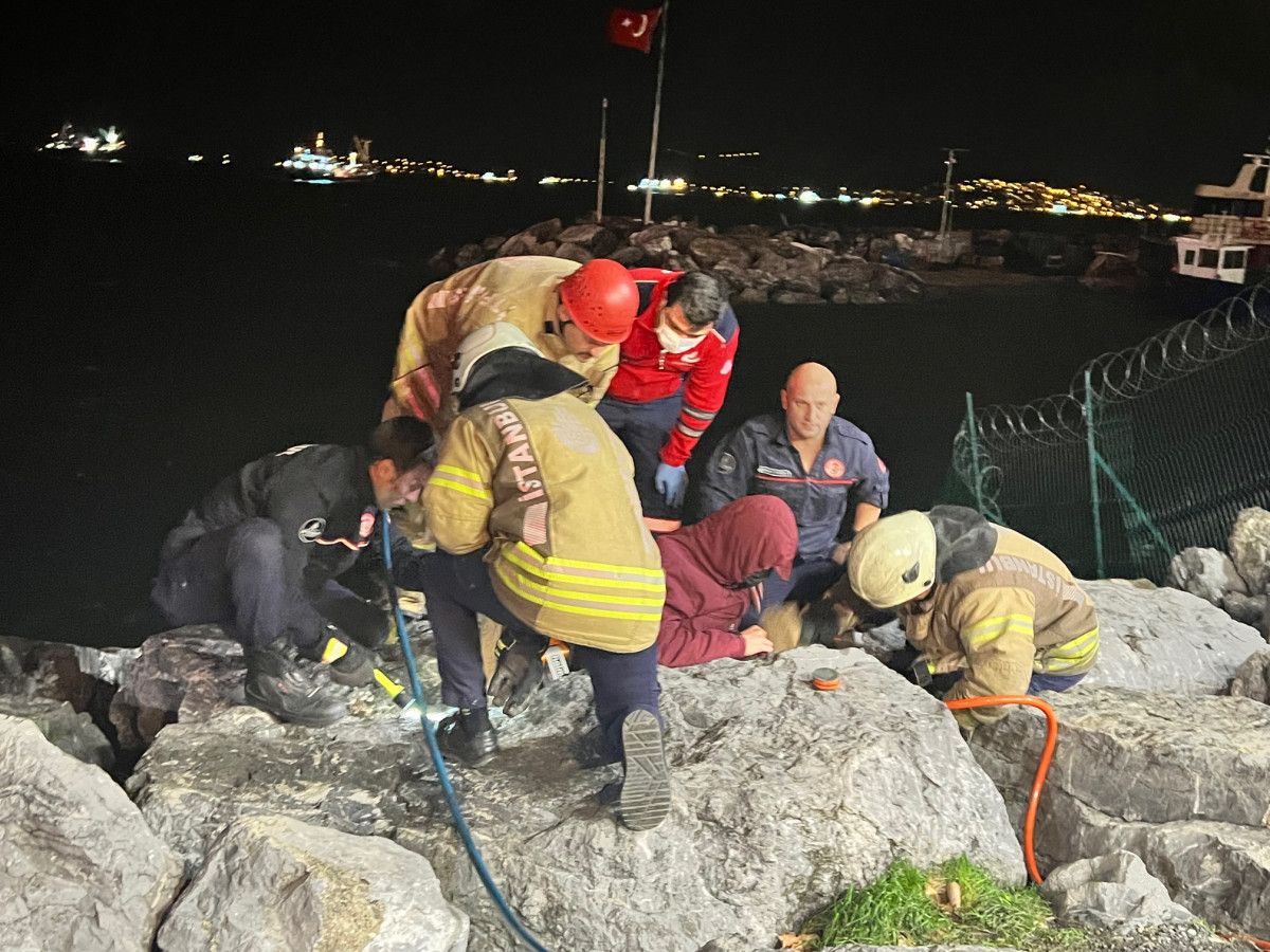 Kartal'daki genç düşen telefonunu alırken kayalıklara sıkıştı