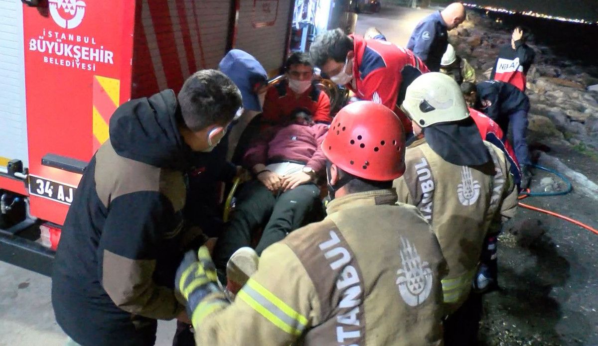 Kartal'daki genç düşen telefonunu alırken kayalıklara sıkıştı