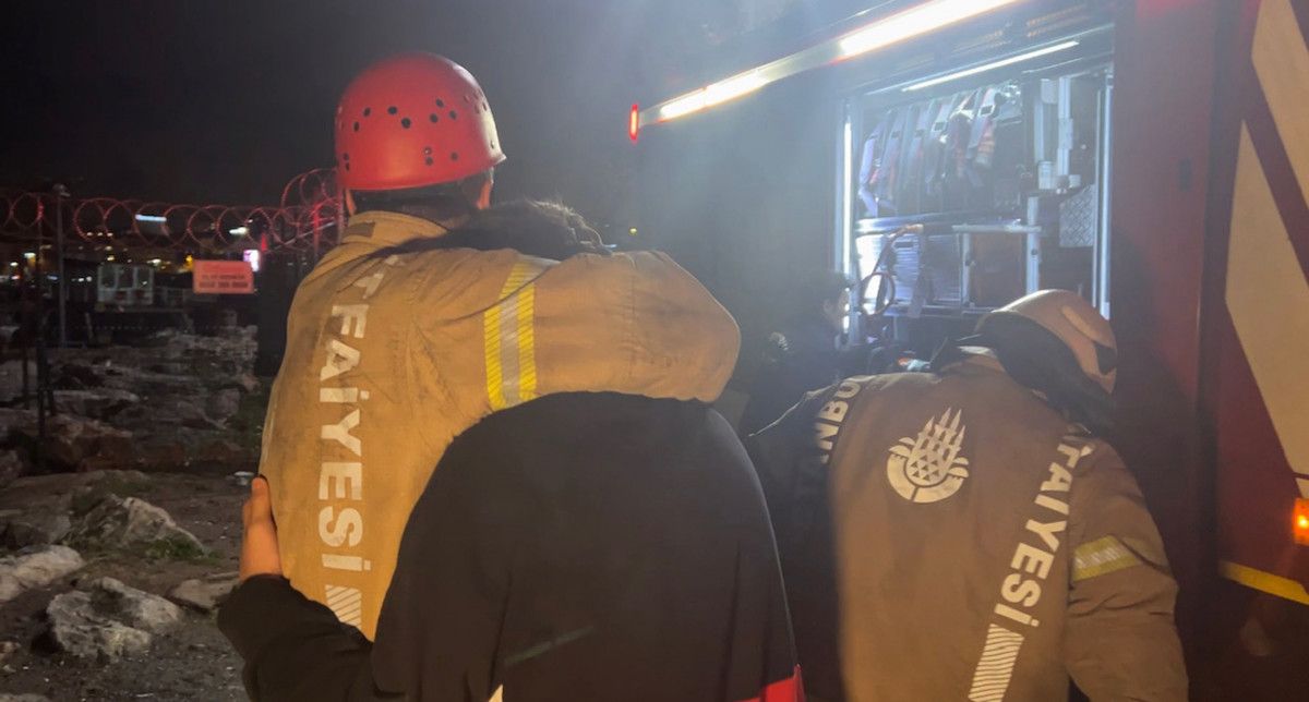 Kartal'daki genç düşen telefonunu alırken kayalıklara sıkıştı