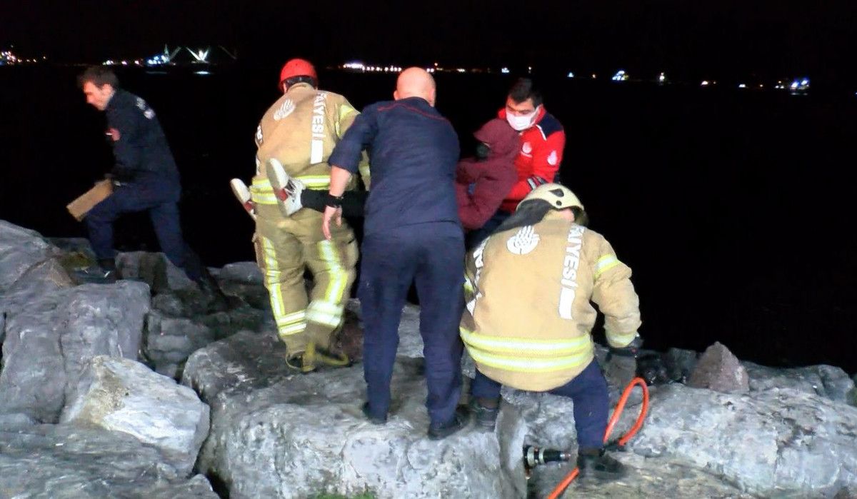 Kartal'daki genç düşen telefonunu alırken kayalıklara sıkıştı