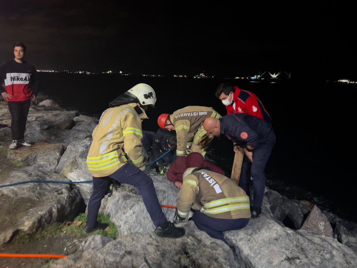 Kartal'daki genç düşen telefonunu alırken kayalıklara sıkıştı