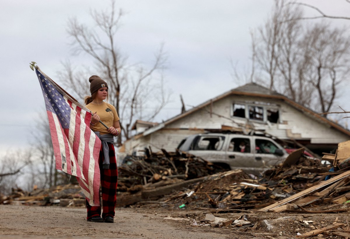 Kentcuky'deki hortumda kaybolan düğün fotoğrafı 240 kilometre uzakta bulundu