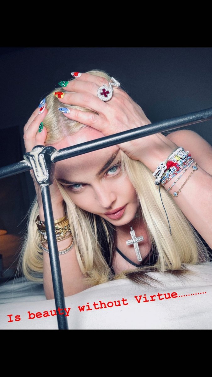 Madonna yeni dövmesini yaptırdı