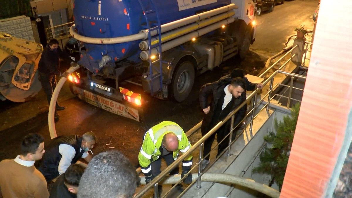 Maltepe'de tıkanan kanalizasyon nedeniyle iki evi su bastı