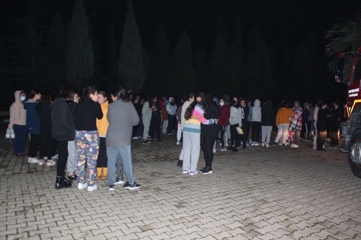 Manisa'da öğrenci yurdunda yangın paniği