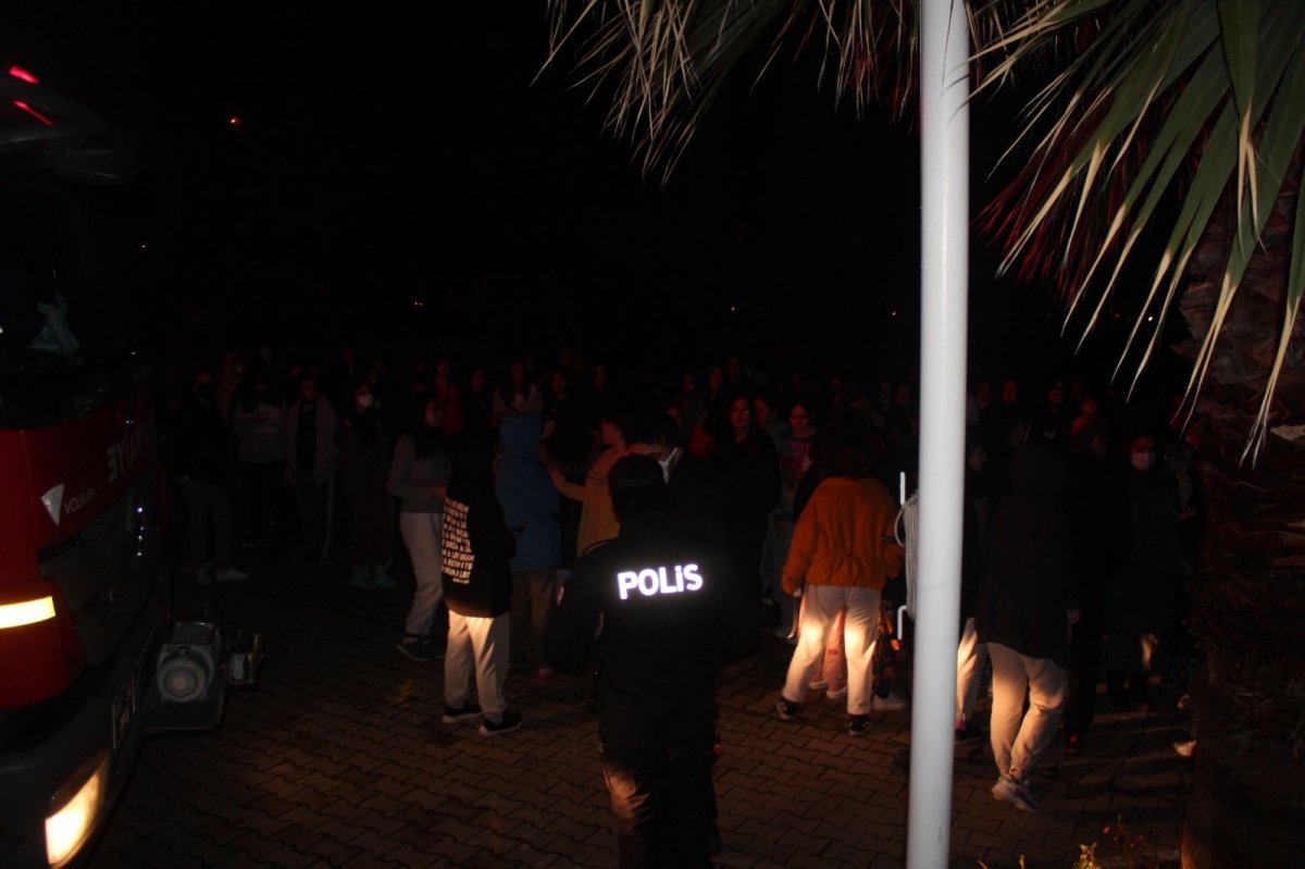 Manisa'da öğrenci yurdunda yangın paniği