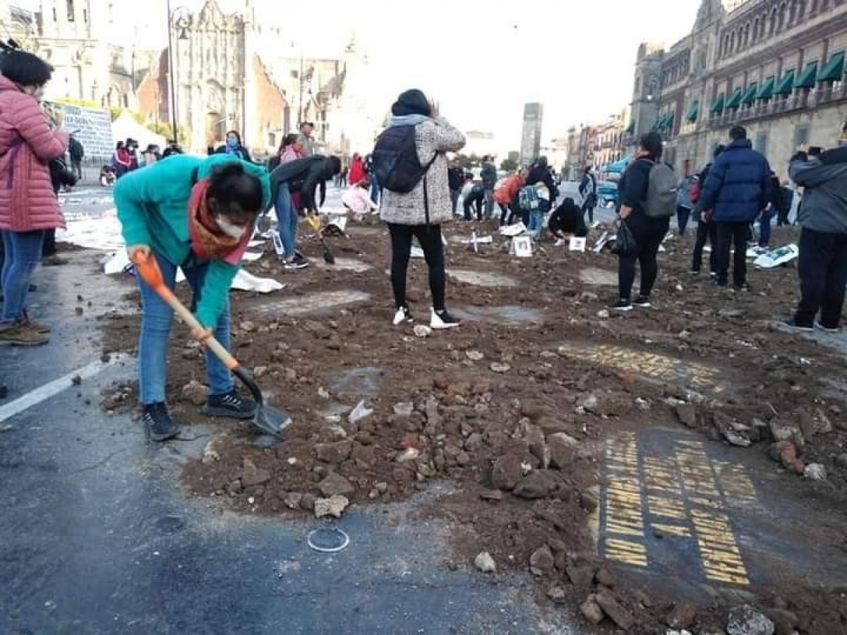 Meksika’da protestocular Başkanlık Sarayı’nın önüne temsili mezar kurdu