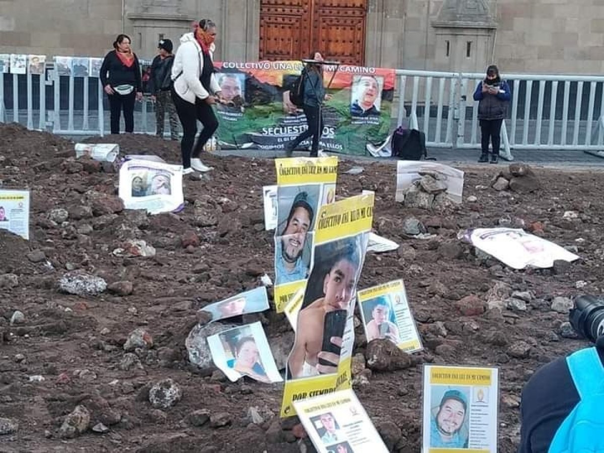 Meksika’da protestocular Başkanlık Sarayı’nın önüne temsili mezar kurdu