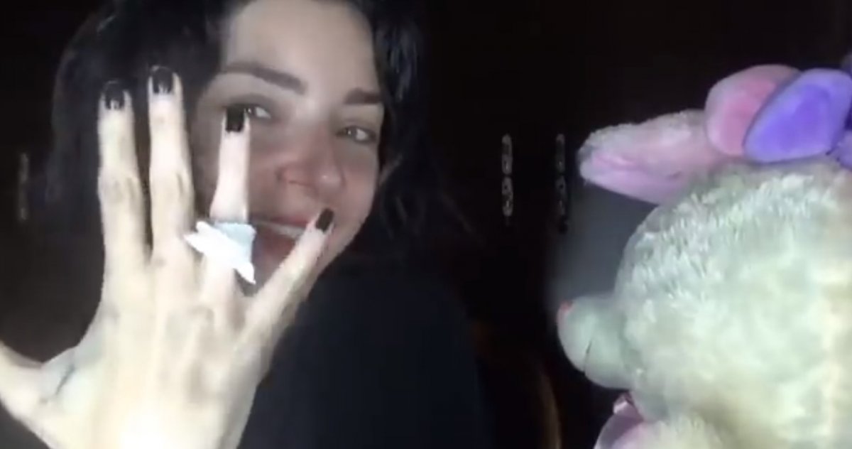 Merve Boluğur'dan oyuncak ayılı 'ilişki yapmışımdır' skeci