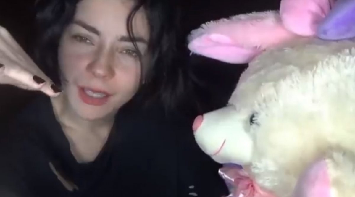 Merve Boluğur'dan oyuncak ayılı 'ilişki yapmışımdır' skeci