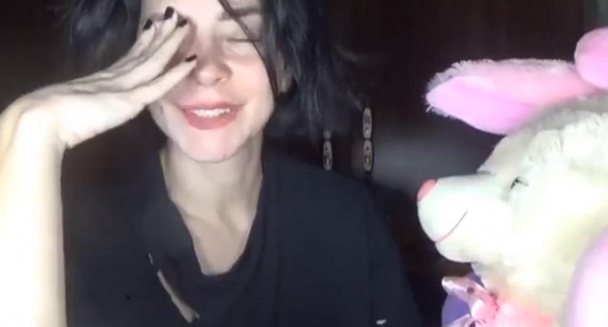 Merve Boluğur'dan oyuncak ayılı 'ilişki yapmışımdır' skeci