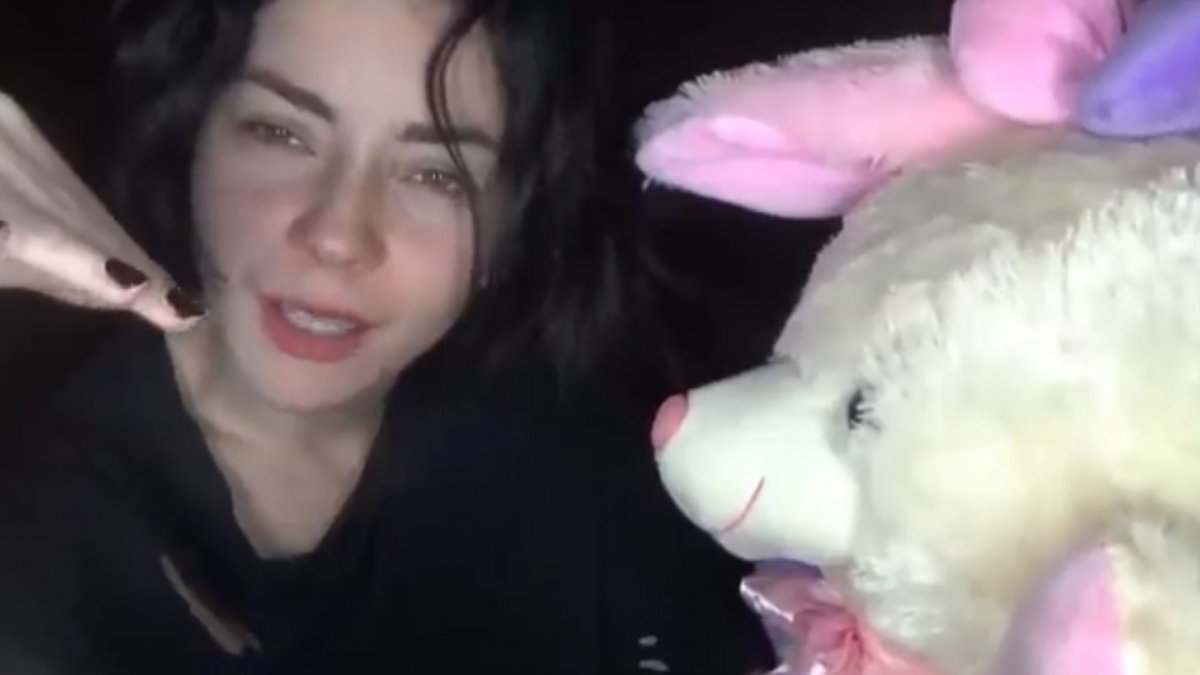 Merve Boluğur&#039;dan oyuncak ayılı &#039;ilişki yapmışımdır&#039; skeci