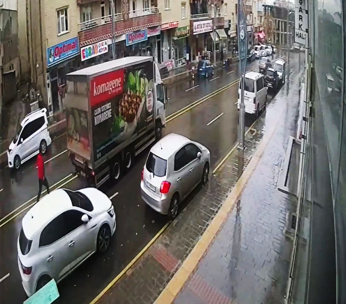 Muş'ta el freni çekilmeyen kamyonet, önüne gelen aracı ezdi