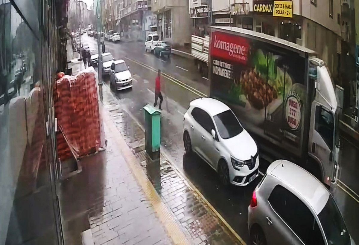 Muş'ta el freni çekilmeyen kamyonet, önüne gelen aracı ezdi