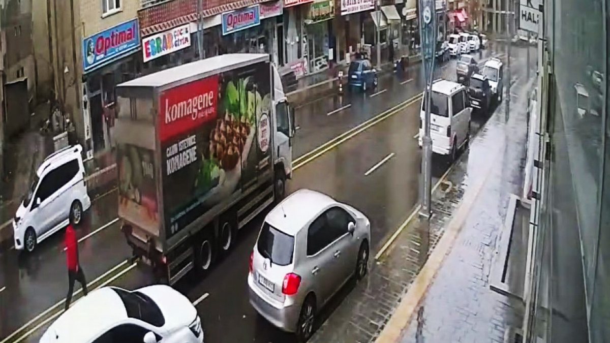 Muş'ta el freni çekilmeyen kamyonet, önüne gelen aracı ezdi