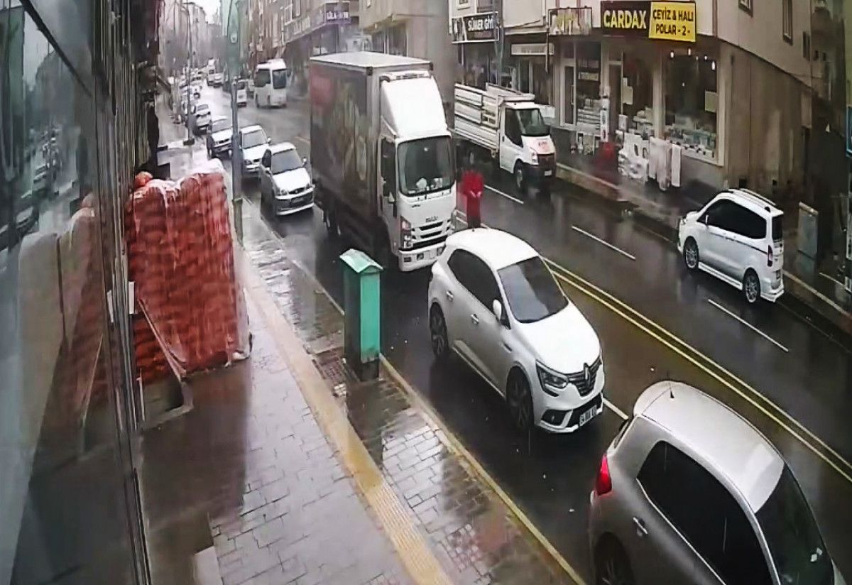 Muş'ta el freni çekilmeyen kamyonet, önüne gelen aracı ezdi