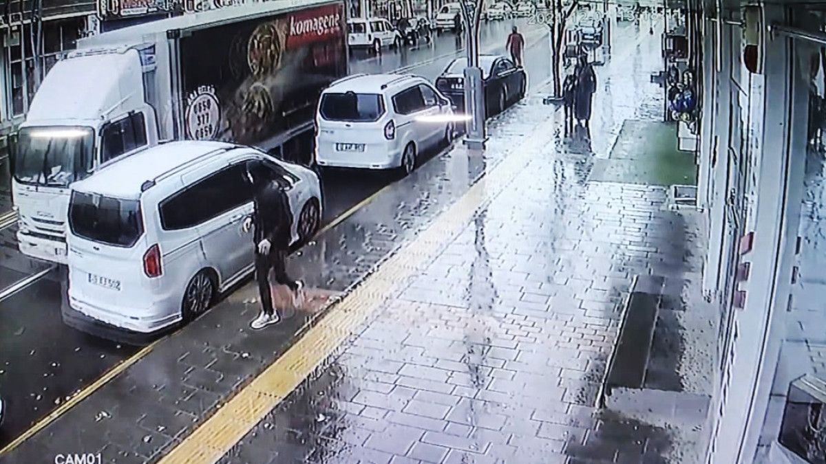 Muş'ta el freni çekilmeyen kamyonet, önüne gelen aracı ezdi