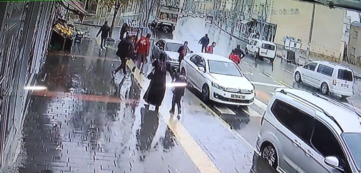 Muş'ta el freni çekilmeyen kamyonet, önüne gelen aracı ezdi