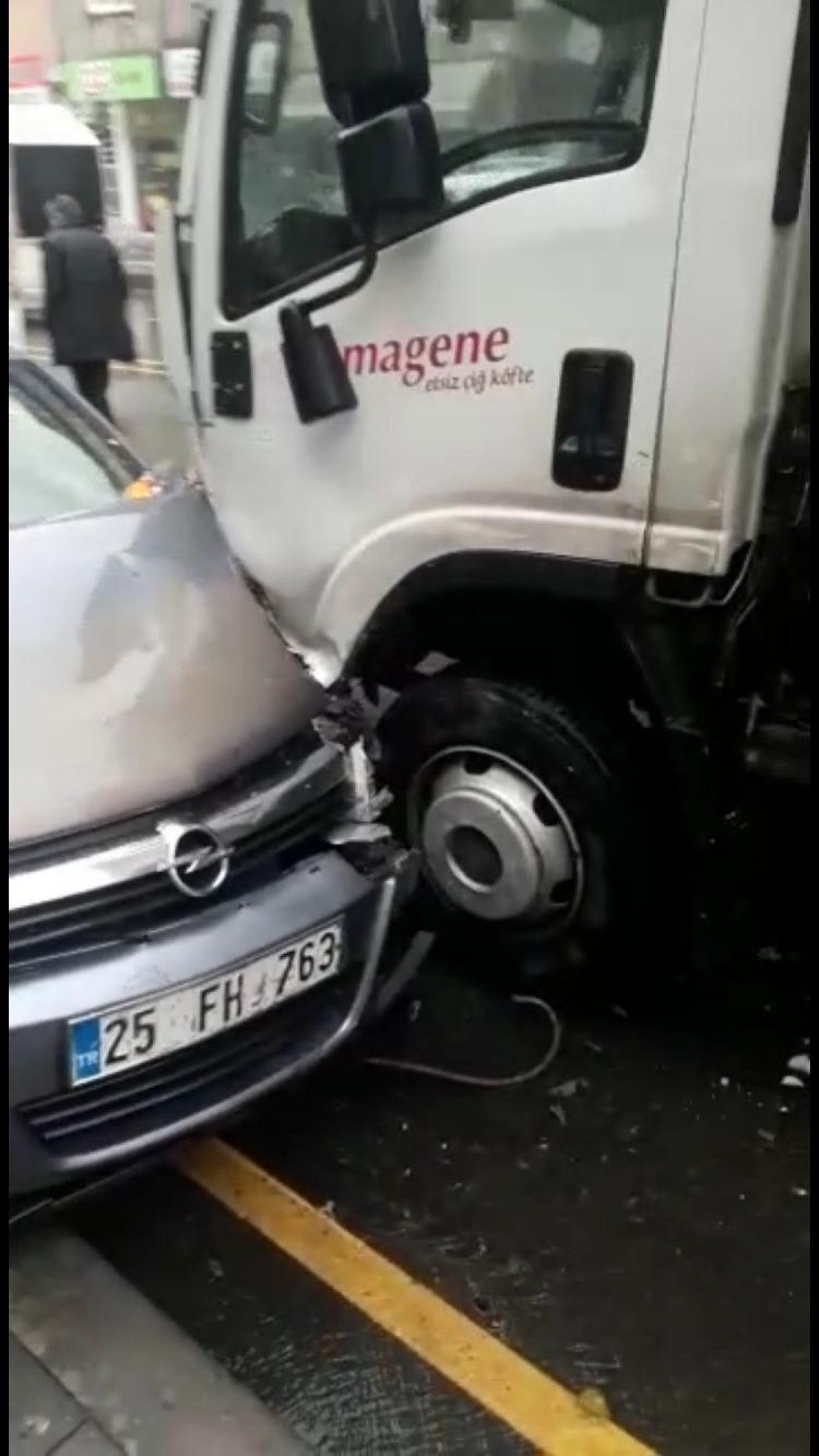 Muş'ta el freni çekilmeyen kamyonet, önüne gelen aracı ezdi