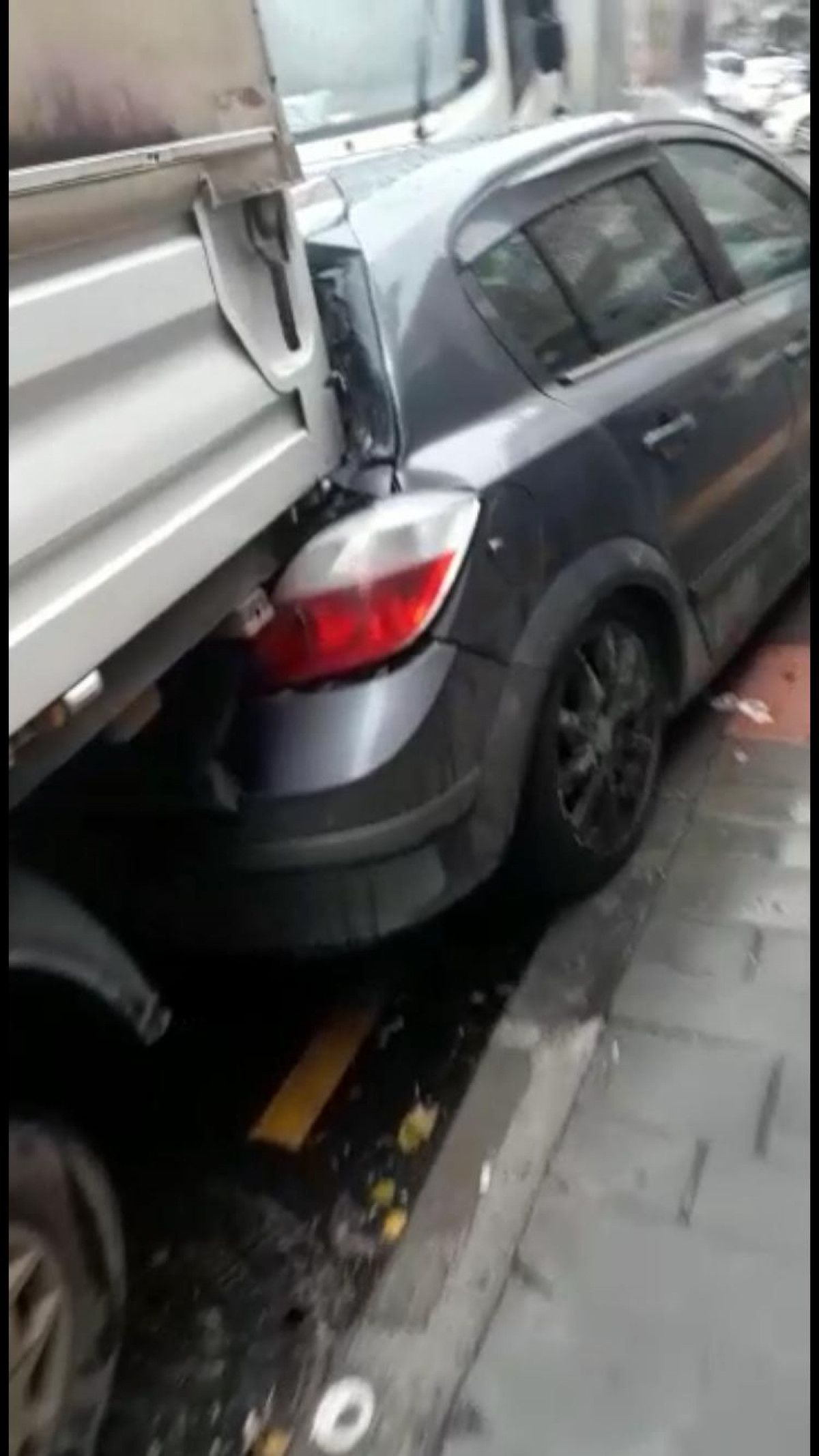 Muş'ta el freni çekilmeyen kamyonet, önüne gelen aracı ezdi